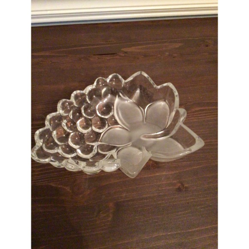 Studio Silvermith’s Dining vintage fine crystal grape‎ dish